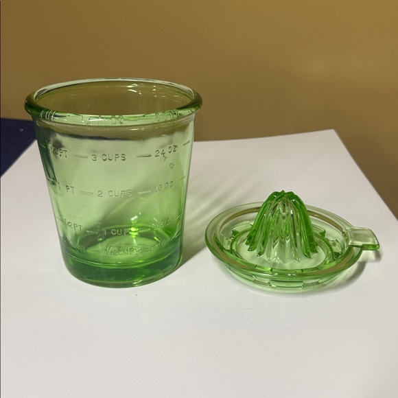 D & B Uranium Glass Juicer with 4 cup Measuring Cup Depression Glass Vintage - Picture 2 of 11